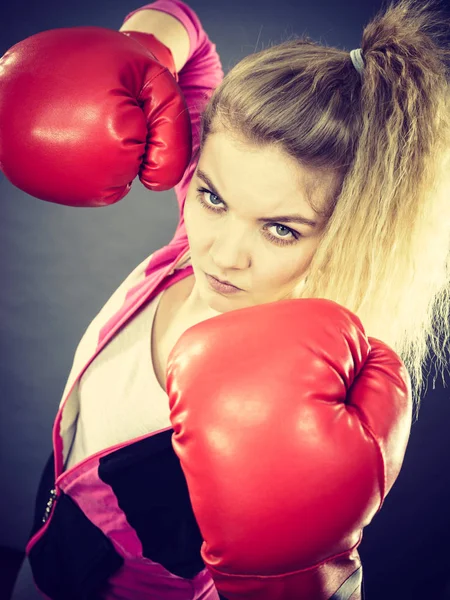 Donna arrabbiata che indossa guanti da boxe — Foto Stock