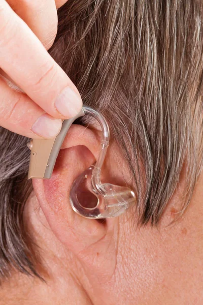 使用助听器的闭锁老年妇女 — 图库照片