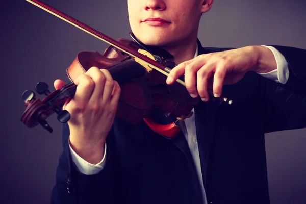 Homem homem vestido elegantemente tocando violino — Fotografia de Stock