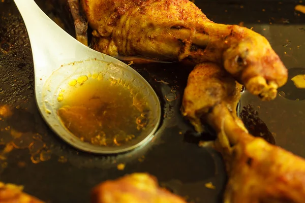 Closeup detalhado de carne de frango cozida em stewpan — Fotografia de Stock