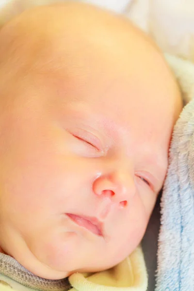 Pequeño bebé recién nacido durmiendo tranquilamente en manta — Foto de Stock