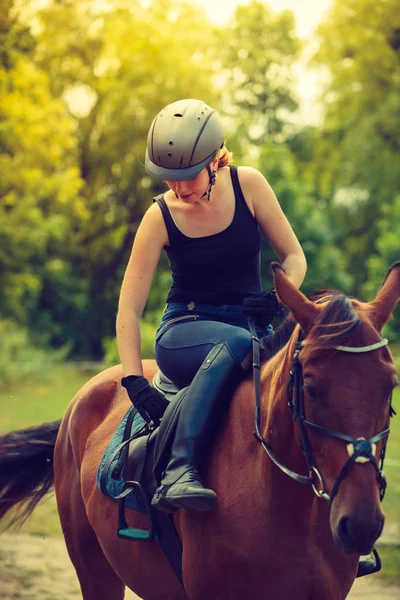 Jockey jeune femme se préparer cheval pour la promenade — Photo