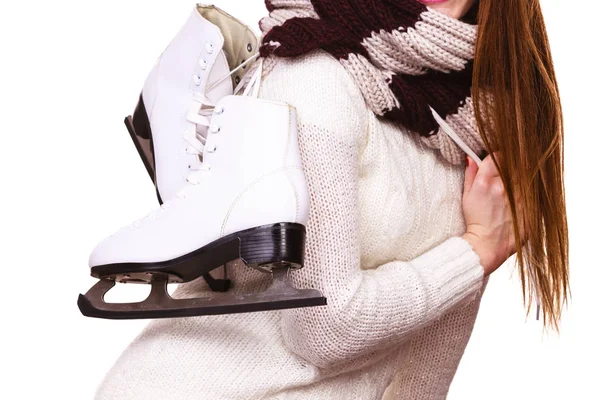 Mujer sosteniendo patines de hielo —  Fotos de Stock