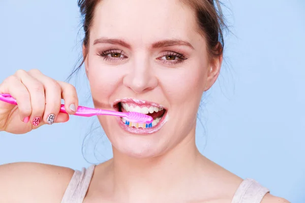 Mujer cepillándose los dientes —  Fotos de Stock