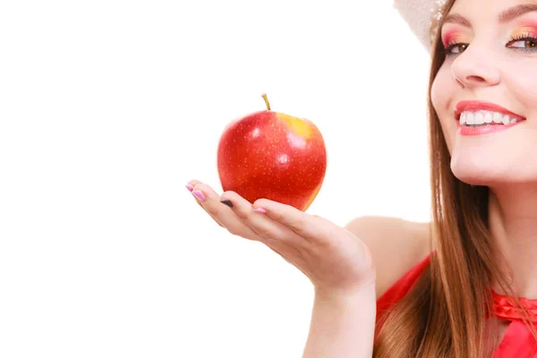 Mujer verano sombrero colorido maquillaje sostiene fruta de manzana — Foto de Stock