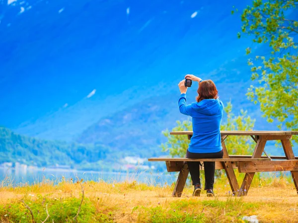 Turistické focení na norském fjordu — Stock fotografie