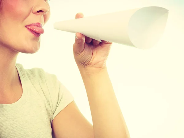 Mulher gritando através de megafone feito de papel — Fotografia de Stock