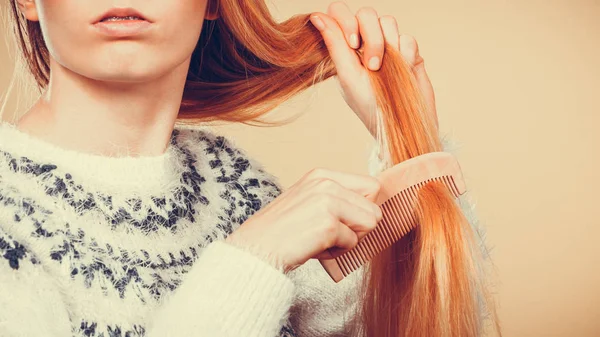 Dospívající blond dívka pročesávala si vlasy hřebenem — Stock fotografie