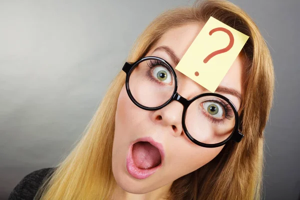 Weirdo nerd vrouw met vraagteken op voorhoofd — Stockfoto