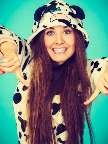 Mujer loca feliz en traje de vaca — Foto de Stock