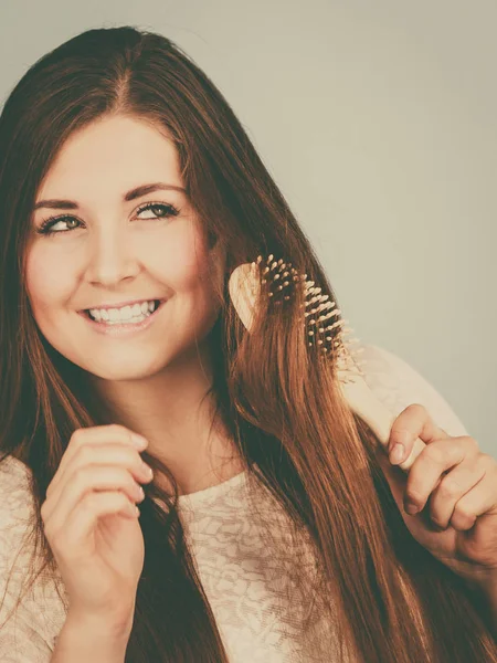 Donna felice spazzolarsi i capelli — Foto Stock