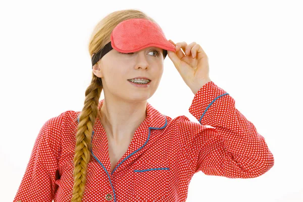 Ospalý žena nosí růžové oko kapela — Stock fotografie
