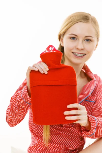 Donna che tiene calda bottiglia d'acqua calda rossa — Foto Stock