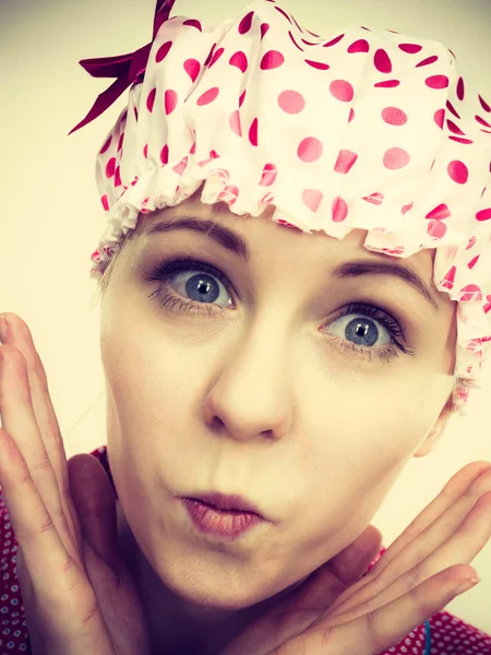 Забавная женщина в пижаме и шапке для купания — стоковое фото