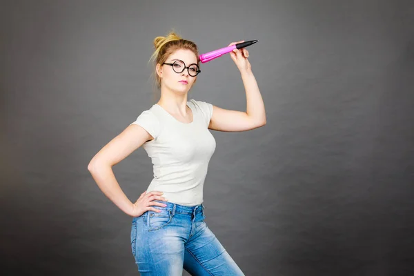 Žena držící velké nadrozměrné tužky přemýšlet o něčem — Stock fotografie