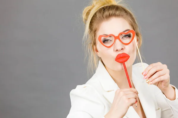 Felice donna elegante che tiene accessori carnevale su bastone — Foto Stock