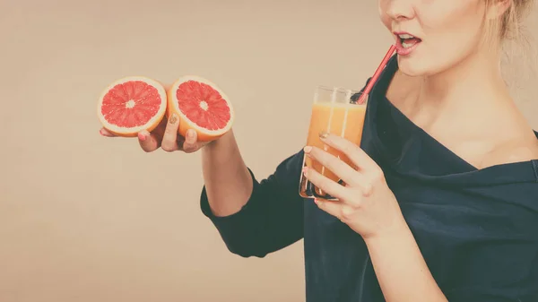 Mulher feliz segurando suco de laranja fresco — Fotografia de Stock