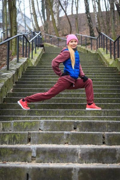 Donna che indossa abbigliamento sportivo esercizio all'aperto durante l'autunno — Foto Stock