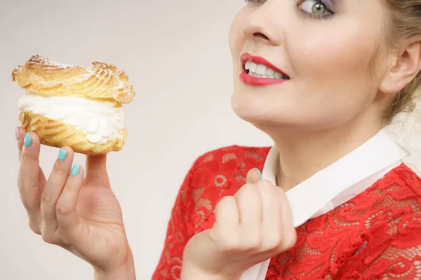 Śmieszne kobieta trzyma tort kremem bufka — Zdjęcie stockowe