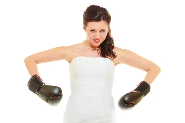 Bruid dragen trouwjurk en bokshandschoenen — Stockfoto