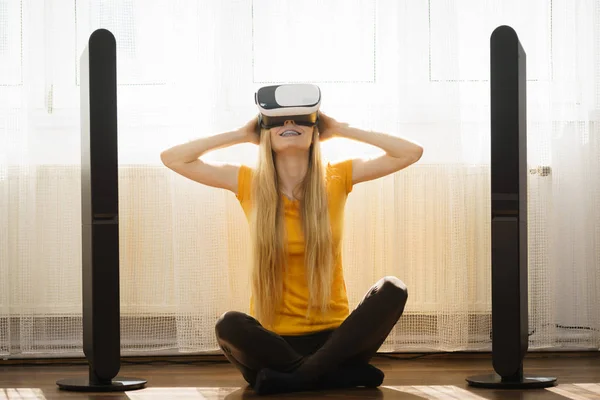 Κοπέλα φορώντας εικονική πραγματικότητα γυαλιά στο σπίτι — Φωτογραφία Αρχείου