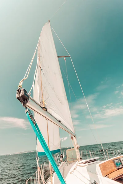 Żeglarstwo na łodzi żaglowej podczas słonecznej pogody — Zdjęcie stockowe
