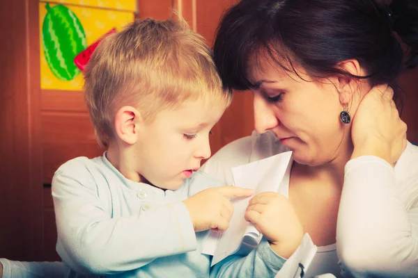 Ragazzo che gioca con la madre, che disegna foto su carta — Foto Stock