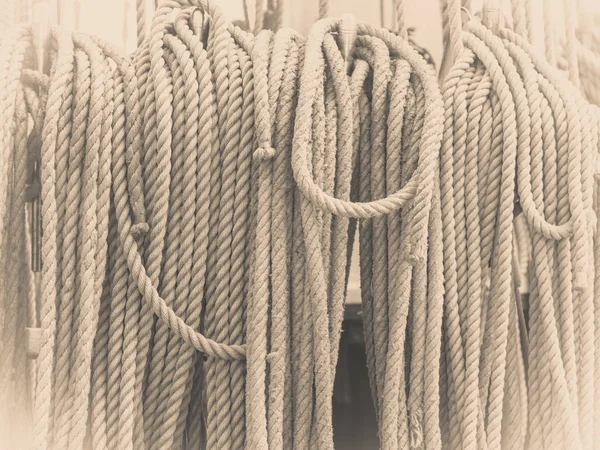 Старомодные веревки для яхт в гавани — стоковое фото