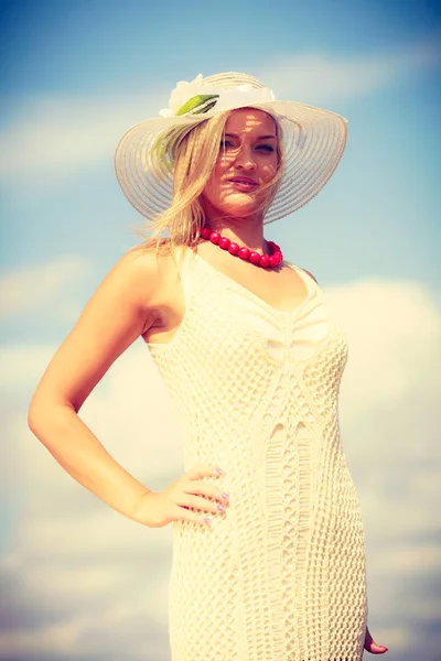 Retrato de mulher bonita durante o verão — Fotografia de Stock