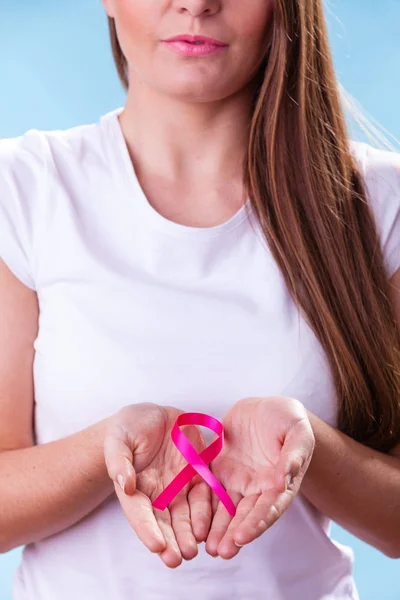 Donna con nastro di consapevolezza del cancro al seno sulle mani — Foto Stock