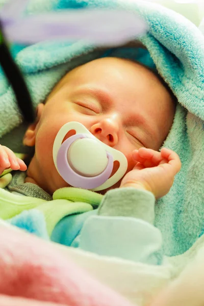 Küçük yeni doğan bebek mankenle uyku — Stok fotoğraf