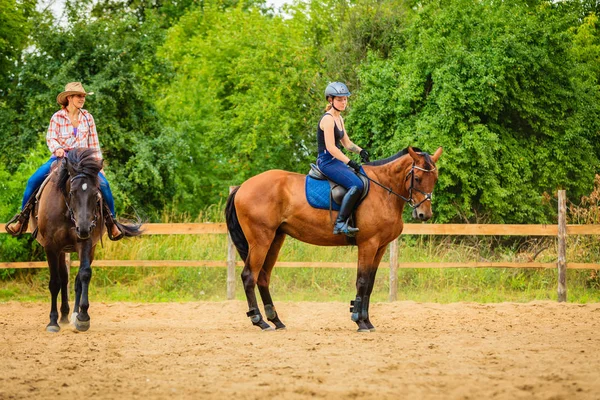 Cowgirl e donna fantino equitazione su cavalli — Foto Stock