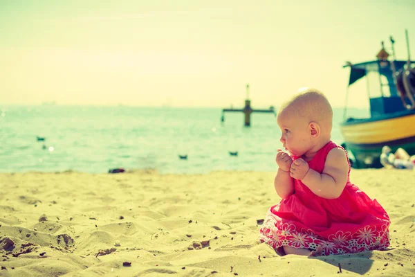 Petit baby-sitting, mains près de la bouche — Photo