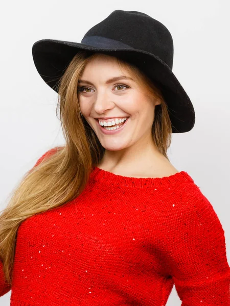 Elegant meisje met hoed. — Stockfoto