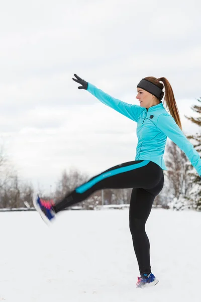 Desporto de inverno, menina se exercitando no parque — Fotografia de Stock