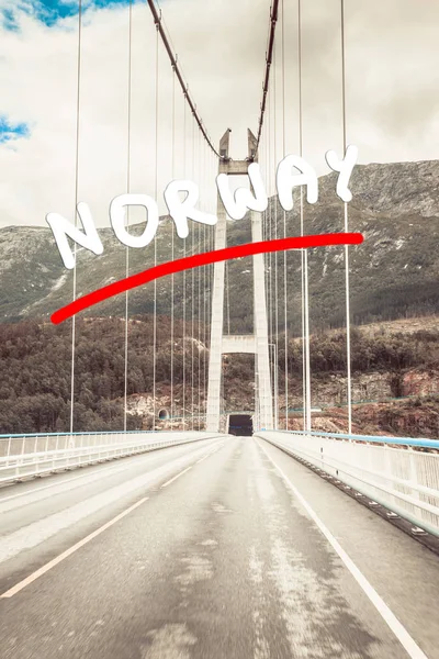 Norveç'te asma köprü — Stok fotoğraf