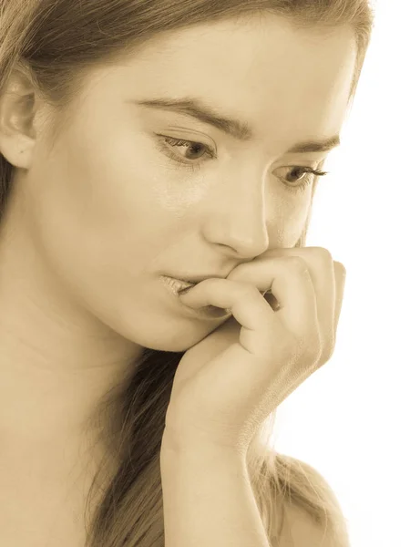 Mujer adolescente mirando preocupado, pensando en algo — Foto de Stock