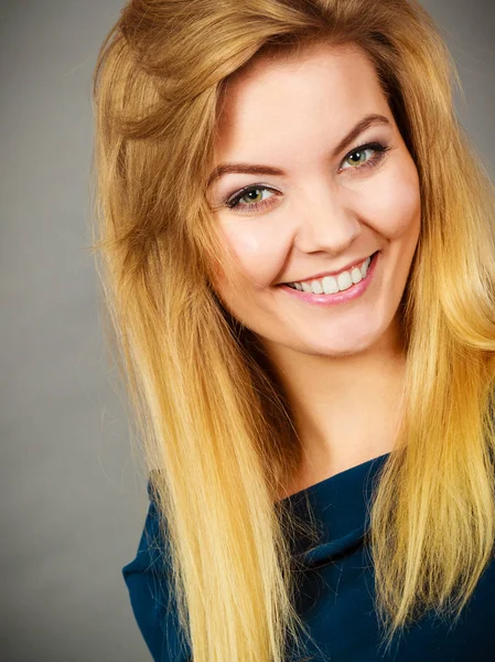 Портрет счастливой блондинки, улыбающейся от радости — стоковое фото