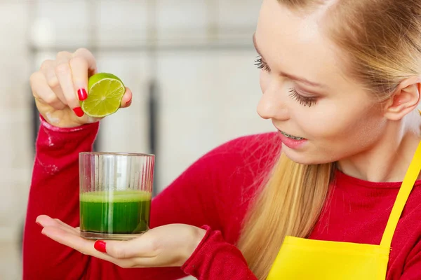 Kobieta w kuchni przytrzymanie sok warzywny — Zdjęcie stockowe