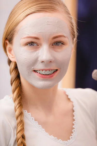 Donna con maschera di fango di argilla sul viso — Foto Stock