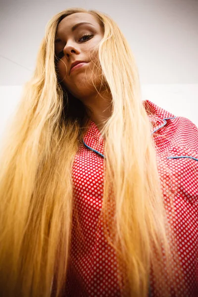 Nő, hosszú, szőke haja mutatja — Stock Fotó