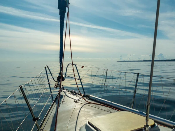 Segling på segelbåt under soliga vädret — Stockfoto