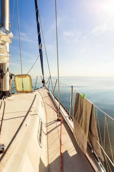 Segling på segelbåt under soliga vädret — Stockfoto