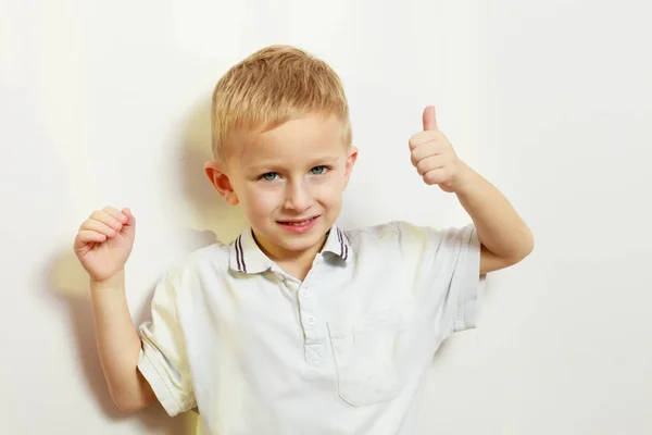 Niño jugando con el pulgar hacia arriba gesto — Foto de Stock