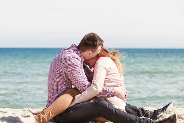 Casal feliz ter data na praia — Fotografia de Stock