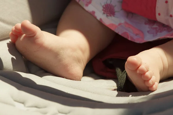 Kleine Baby süße Beine und Füße — Stockfoto