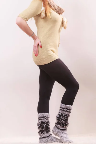 Kvinna ben i svarta strumpbyxor ylle varma sockor — Stockfoto