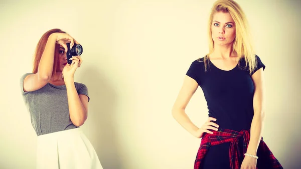 Mulat meisje fotograferen blonde vrouw — Stockfoto