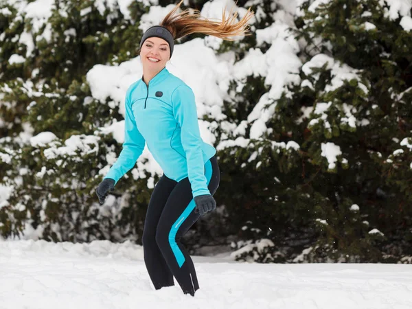 Sport d'hiver, fille sautant dans la neige — Photo