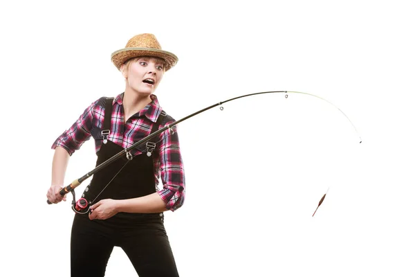 Mulher feliz em chapéu de sol segurando haste de pesca — Fotografia de Stock